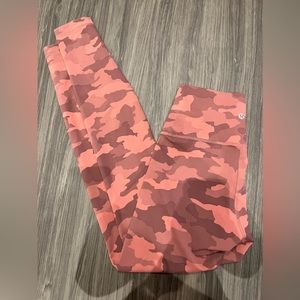 Lululemon Wunder Train High-Rise Tight 28"
Heritage 365 Camo Brier Rose Multi